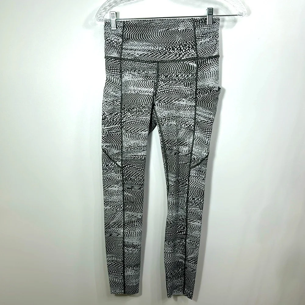 Lululemon Grey And White Snakeskin Print Crop leggings size 6.